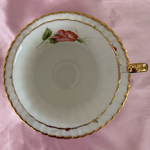 EUC VTG PARAGON SCALLOPED FLORAL BONE CHINA FOOTED TEACUP AND SAUCER - Picture 4 of 12